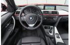 Das Cockpit des BMW 3er wirkt wie immer sportlich-aufgeräumt