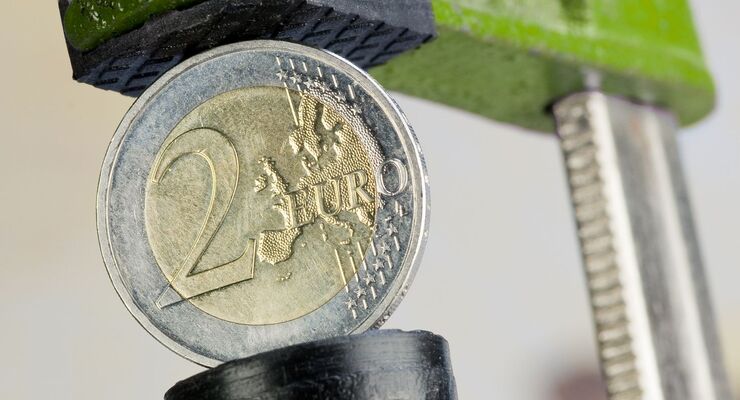 Euro in Schraubzwinge