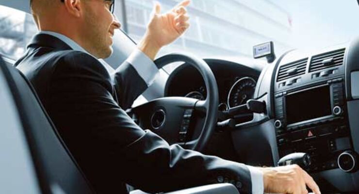 Fahrer dürfen den Kopfhörer eines Autotelefons benutzen