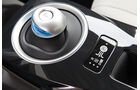Nissan Leaf, ein blau leuchtende Knopf, Wählhebel