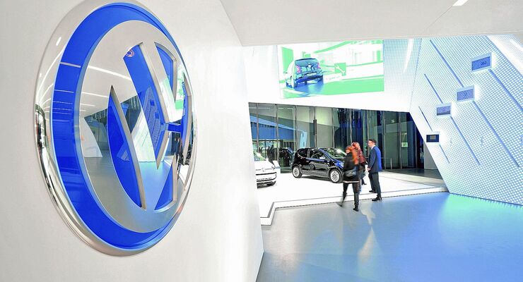 Symbolische Uebergabe des Volkswagen Markenpavillon an die Autostadt